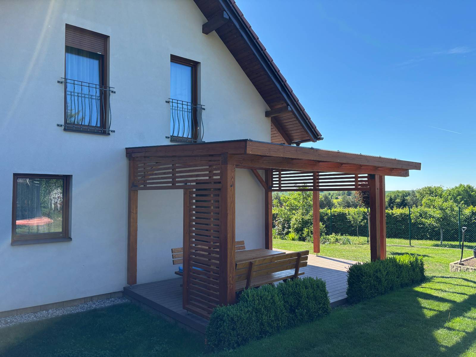 Masivní designová pergola k rodinnému domu