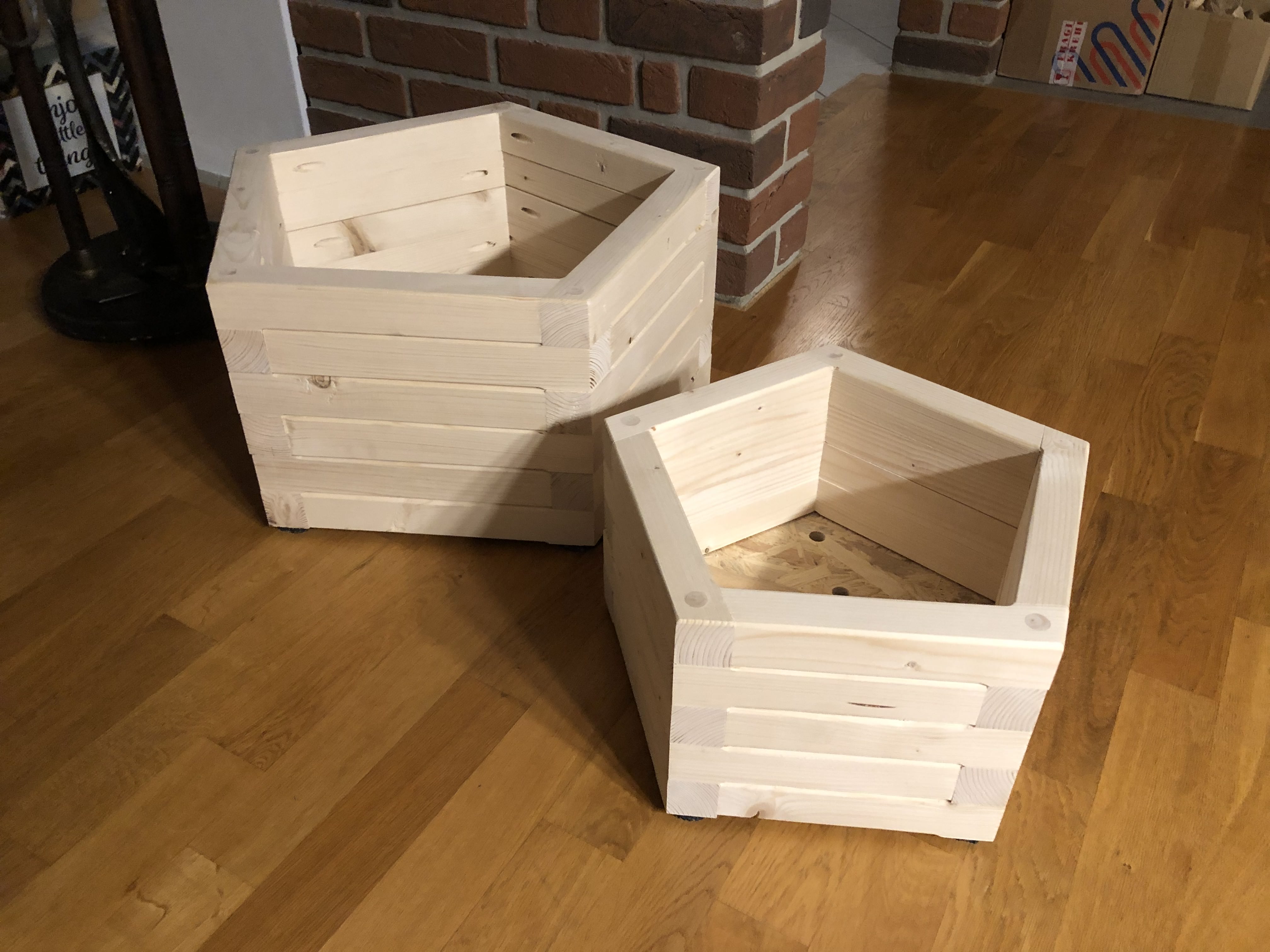 Dřevěný zahradní květináč – modulární sestava